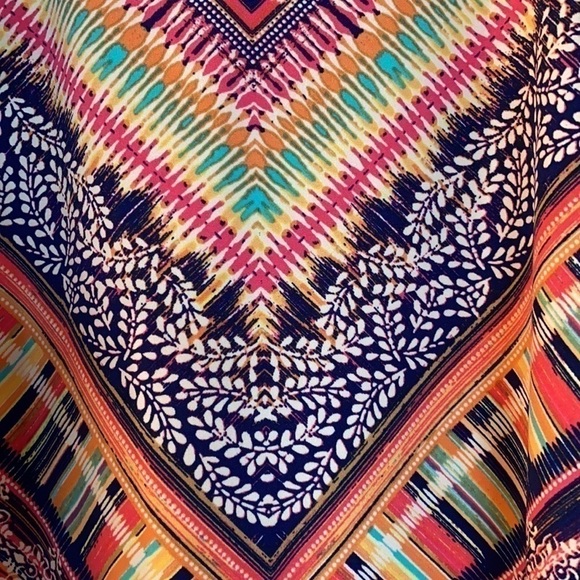 Print top. Cold shoulder. Short flutter sleeves. Size M - Picture 7 of 7
